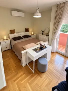 Namještena spavaća soba sa bračnim krevetom, noćnim stočićima i radnim stolom. - image 8