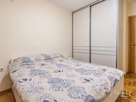 Spavaća soba sa bračnim krevetom i ugradnim ormarom sa kliznim vratima. - image 5