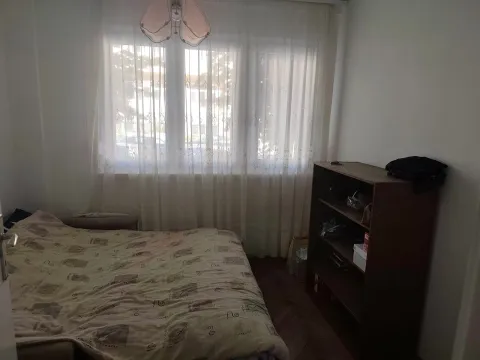 Manja spavaća soba sa krevetom i drvenom policom. - image 6
