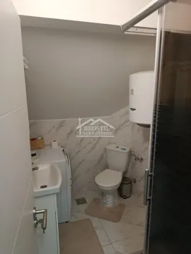 Manje kupatilo sa sanitarijama, tuš kabinom i bojlerom. - image 14