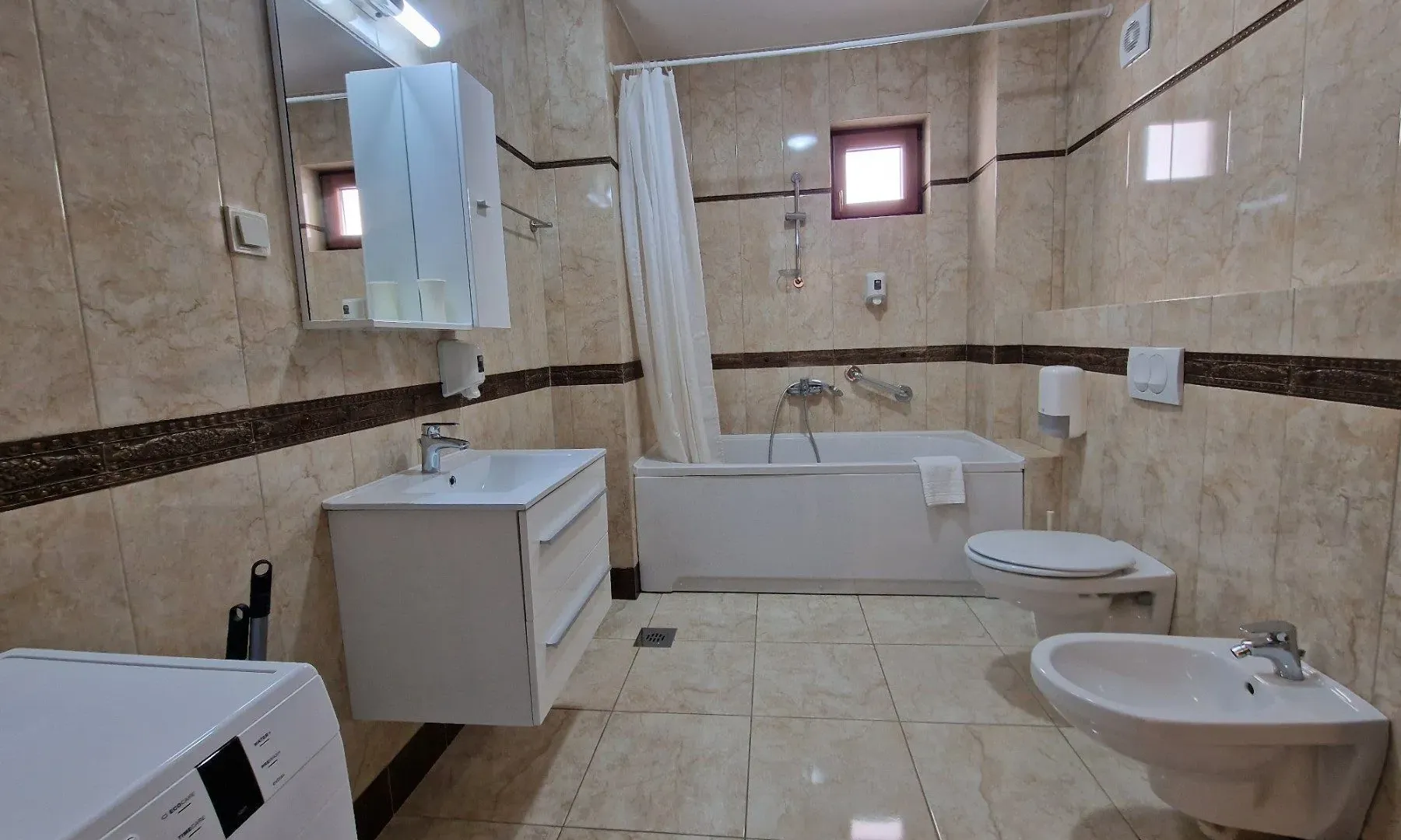 Izdavanje, jednosoban stan, 90m², Bečići, Budva