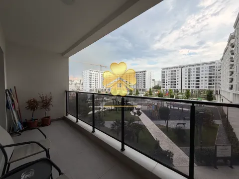 Namješten balkon sa pogledom na park i okolne zgrade. - image 6