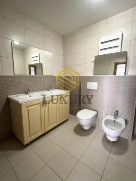 Moderne kupatilo sa duplim umivaonikom, WC šoljom i bideom. - image 8