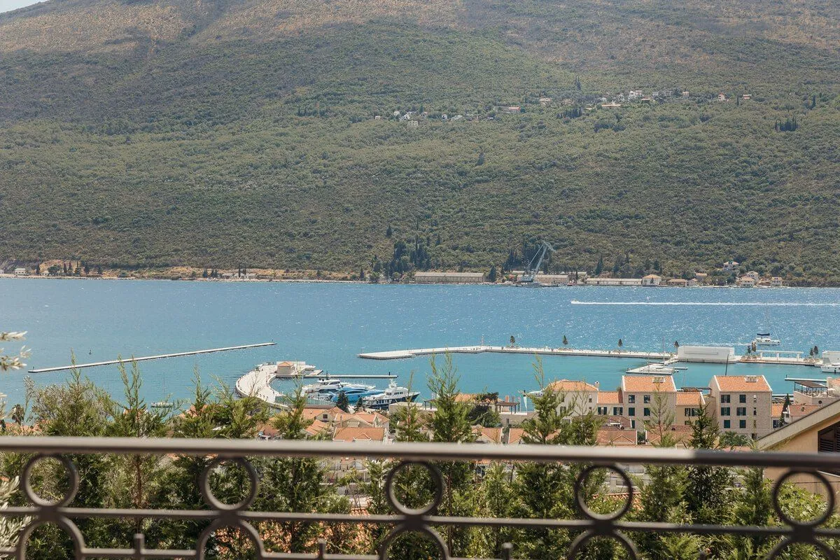 Prodaja, trosoban stan, 226m², Đenovići, Herceg Novi