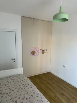 Spavaća soba sa ugradnim ormarom i krevetom. - image 12