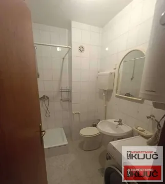 Manje kupatilo sa tuš kabinom, umivaonikom, WC šoljom i veš mašinom. - image 8