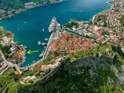 Izdavanje, poslovni prostor, 57m², Centar, Kotor - image 3