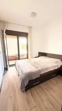 Spavaća soba sa bračnim krevetom i izlazom na terasu. - image 7