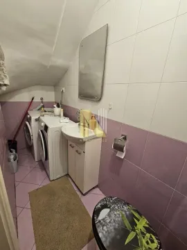 Manje kupatilo sa veš mašinom, umivaonikom i wc šoljom. - image 19