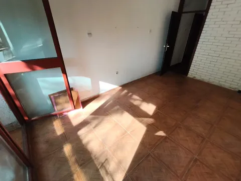 Prazna prostorija sa podnim pločicama i izlazom na terasu. - image 2
