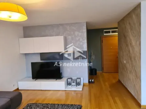 Izdavanje, trosoban stan, 82m², Vračar Hram, Vračar Sve Podlokacije - image 3