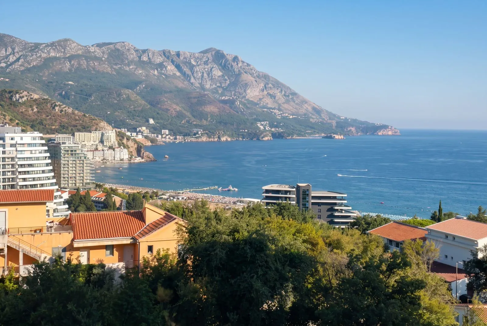 Pogled na more i planine sa terase nekretnine.
