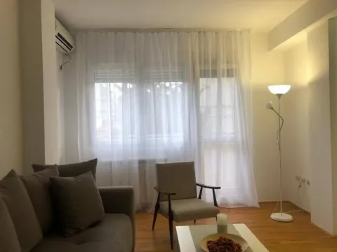 Izdavanje, trosoban stan, 50m², Slavujev Venac, Zvezdara Sve Podlokacije - image 2