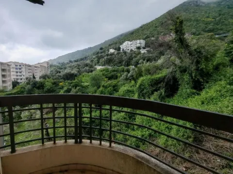 Pogled sa balkona na zeleno okruženje i brda. - image 12