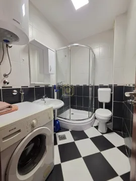 Kompaktno kupatilo sa tuš-kabinom, umivaonikom, WC šoljom i veš-mašinom. - image 7