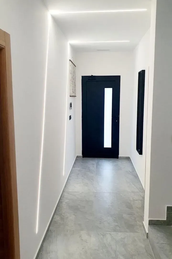 Izdavanje, kuća, 190m², Tološi, Podgorica