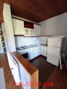Manja kuhinja sa belim elementima, šporetom i frižiderom. - image 4