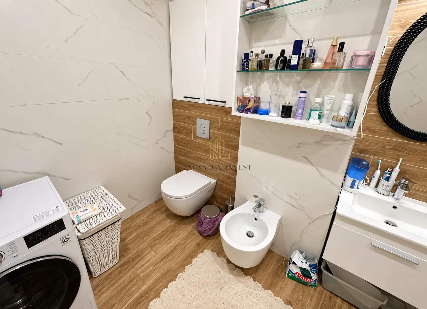 Moderne kupatilo sa veš mašinom, konzolnom šoljom, bideom i umivaonikom.