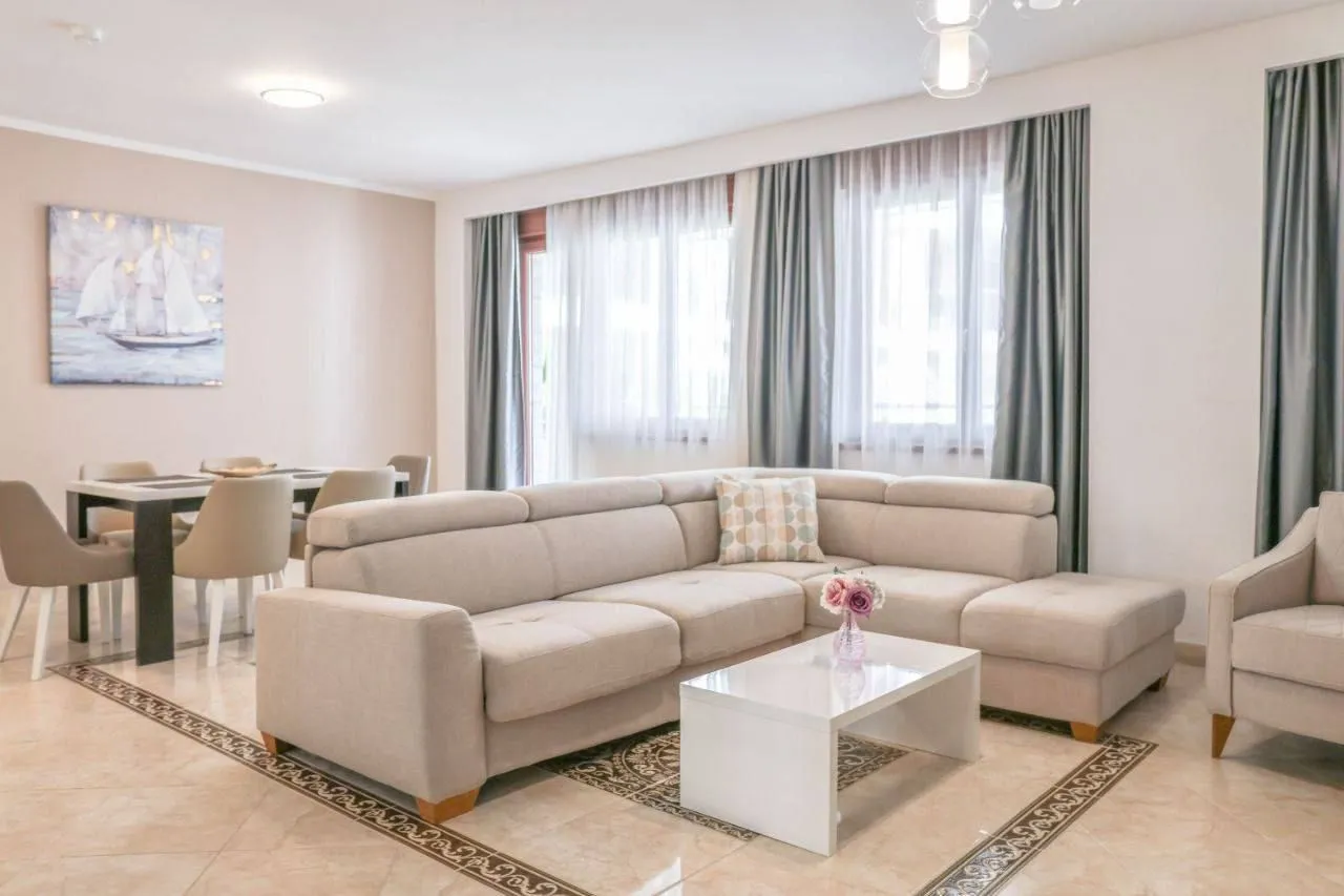 Stan-na-dan, jednosoban stan, 90m², Bečići, Budva
