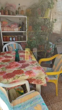 Zastakljena terasa sa trpezarijskim stolom, policama i saksijskim biljem. - image 22