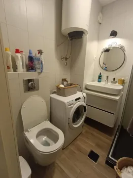 Manje kupatilo sa WC šoljom, umivaonikom, veš mašinom i bojlerom. - image 3