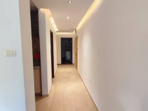 Izdavanje, poslovni prostor, 80m², Blok 5, Podgorica - image 4