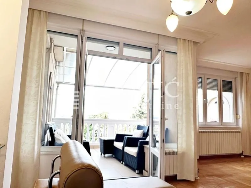Living room with access to the terrace.
