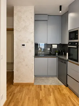 Moderna kuhinja sa sivim elementima i ugradnim kućnim aparatima. - image 6