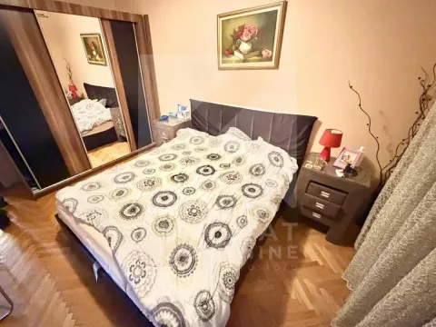 Namještena spavaća soba sa bračnim krevetom, garderoberom i noćnim stočićima. - image 8