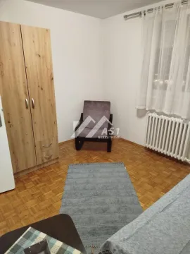 Manja spavaća soba sa ormanom, foteljom i parketom na podu. - image 7
