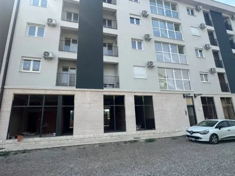 Spoljašnji izgled moderne višestambene zgrade sa parkingom. - image 9