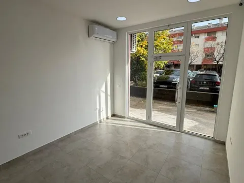 Izdavanje, poslovni prostor, 57m², Krivi Most, Podgorica - image 11