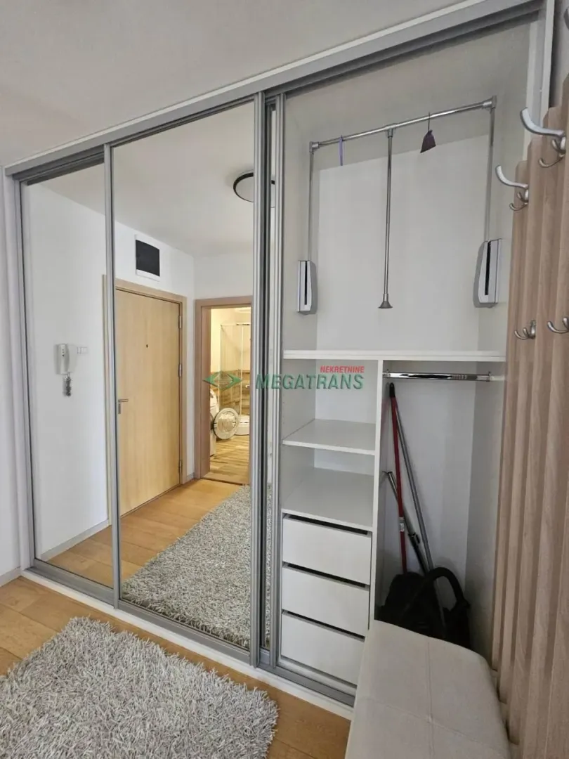 Izdavanje, dvosoban stan, 39m², Centar, Novi Sad