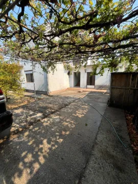 Dvorište kuće sa hladnjakom od vinove loze i betonskim prilazom. - image 6