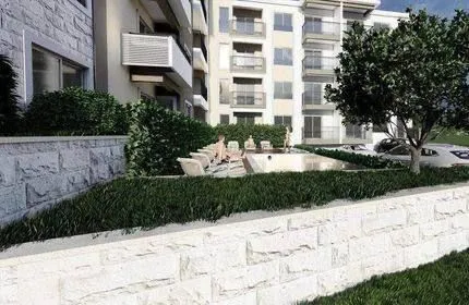 Eksterijer stambene zgrade sa bazenom i uređenim dvorištem. - image 6