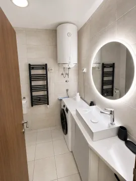 Kupatilo sa umivaonikom, veš mašinom, bojlerom i okruglim ogledalom sa osvjetljenjem. - image 9
