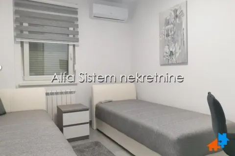 Spavaća soba sa dva singl kreveta i radnim stolom. - image 8
