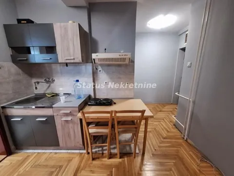 Manja kuhinja sa drvenim elementima i trpezarijskim stolom sa stolicama. - image 4