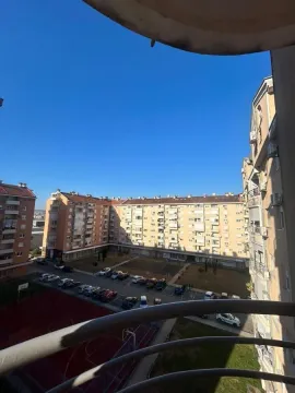 Pogled sa terase na dvorište zgrade, parking i igralište. - image 5