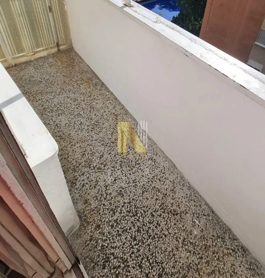 Manji nenamešten balkon sa kamenim podom.