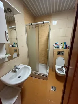 Kupatilo opremljeno umivaonikom, tuš kabinom i toaletom. - image 5