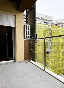 Moderan i uredan balkon sa pločicama i pogledom na susjednu zgradu u izgradnji. - image 19