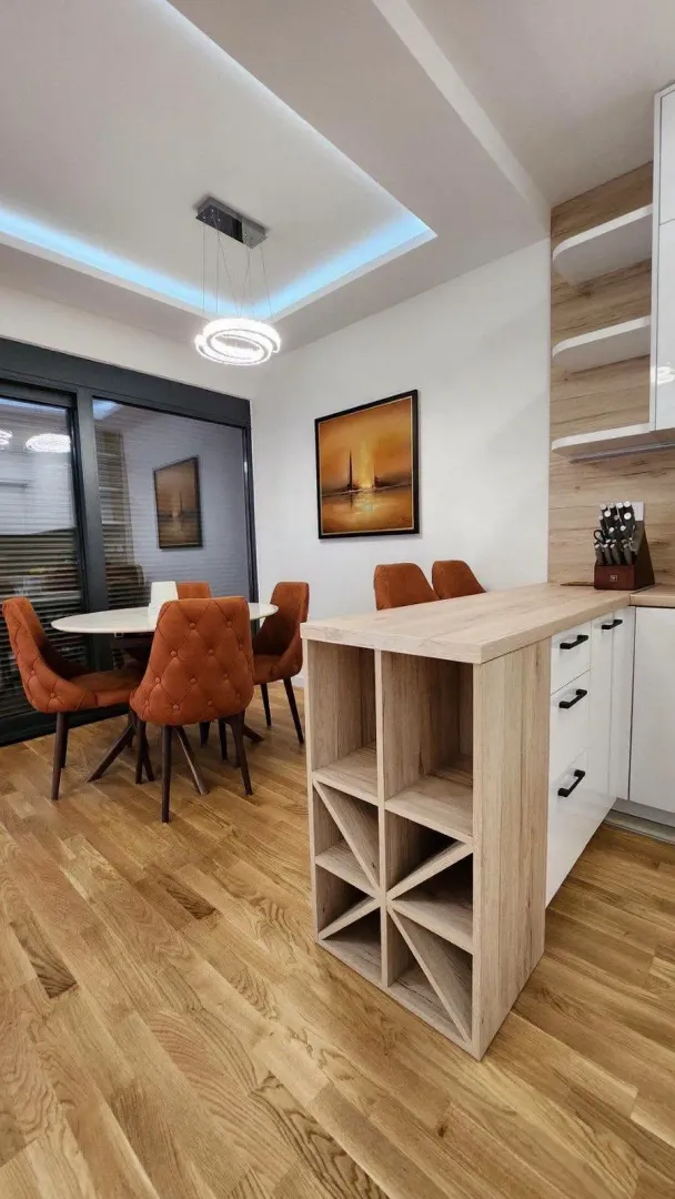 Izdavanje, trosoban stan, 90m², Kalimanj, Tivat