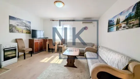 Dnevna soba sa garniturom za sedenje, stočićem i TV-om. - image 2
