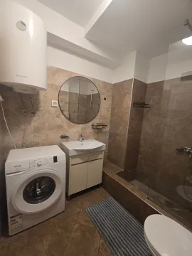 Moderno opremljeno kupatilo sa tuš kabinom, umivaonikom i veš mašinom. - image 6