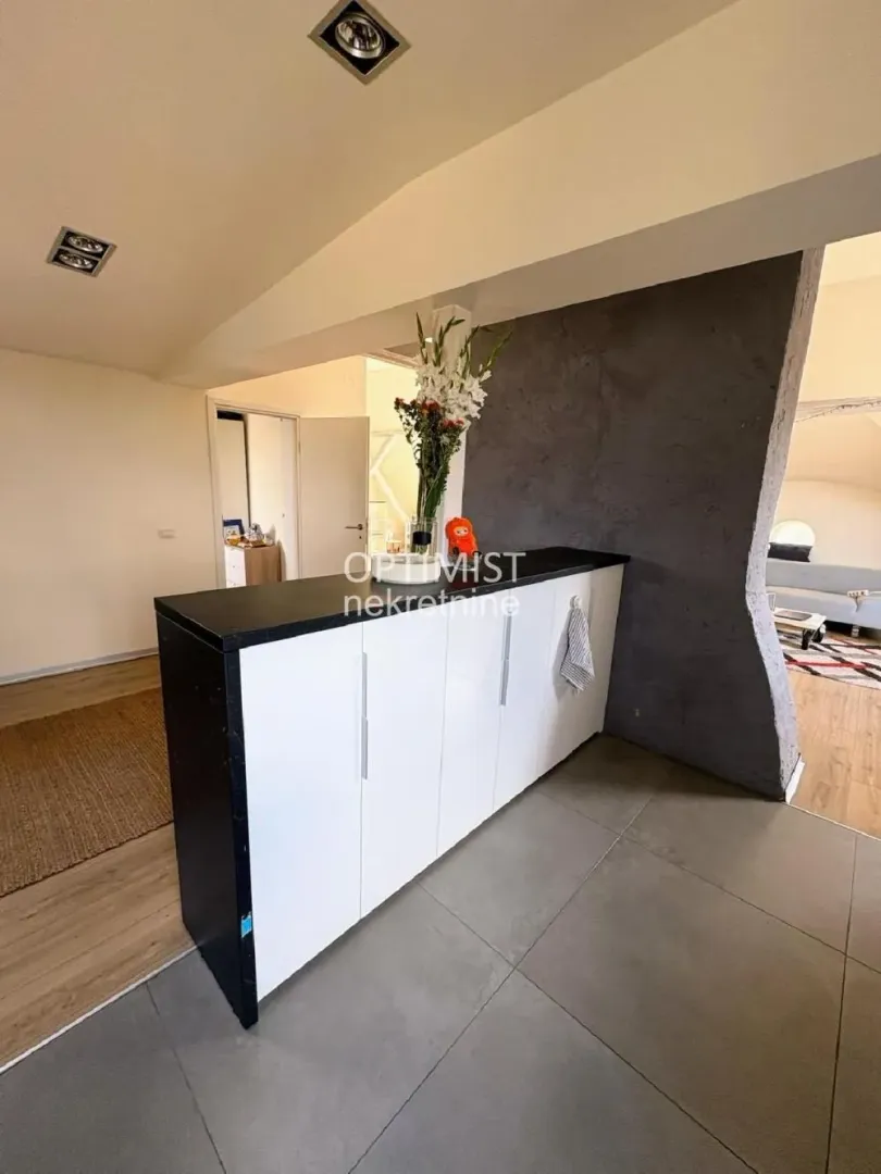 Izdavanje, trosoban stan, 64m², Kosančićev Venac, Beograd