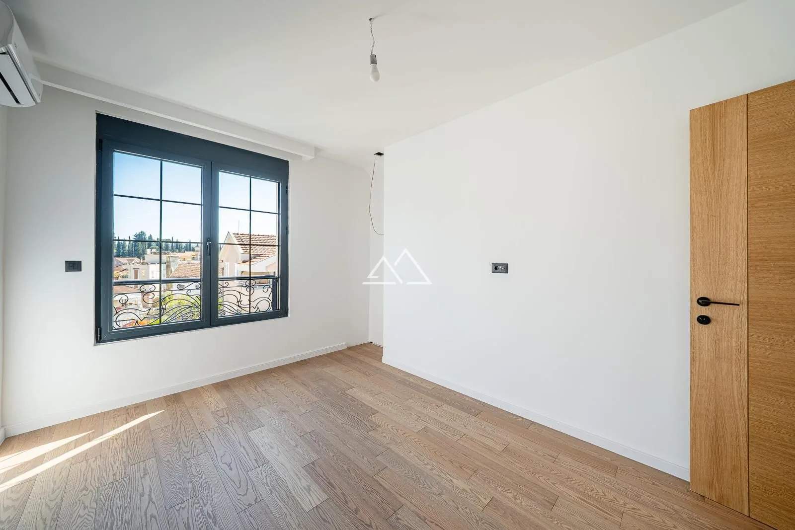 Prodaja, trosoban stan, 96m², Centar, Tivat