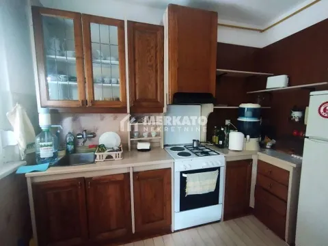 Starija kuhinja sa drvenim elementima, sudoperom i šporetom. - image 7