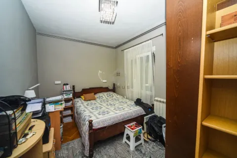 Namještena spavaća soba sa bračnim krevetom, radnim stolom i plakarom. - image 9