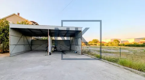 Natkriveni vanjski prostor sa metalnom konstrukcijom i betonskom podlogom u dvorištu. - image 2